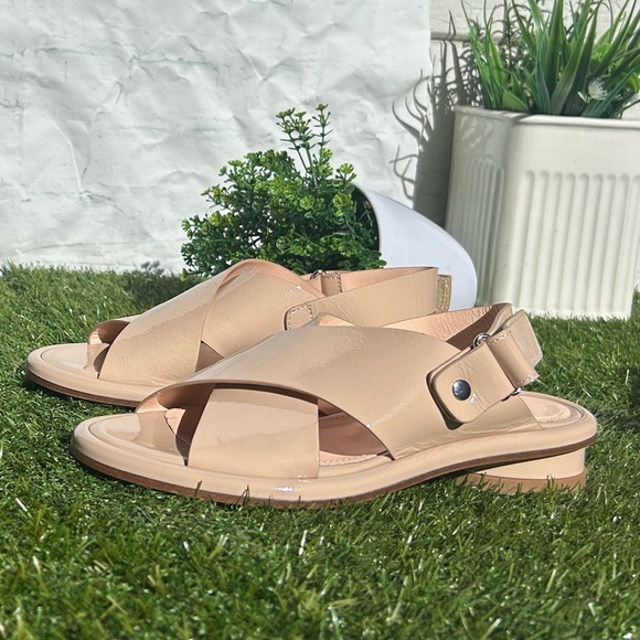 AGL ATTILIO GIUSTI
LEOMBRUNI
Alison Crisscross Strap
Sandal In Basic-basic
$525 - Picture 7 of 16